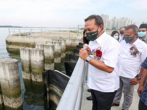 Hasni meninjau sistem perparitan utama bagi kawalan banjir di Lido Waterfront Boulevard, berhampiran Teluk Danga di Johor Bahru.