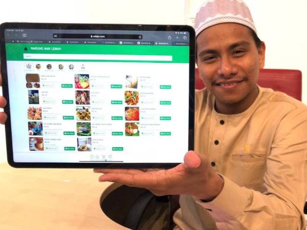 Muhammad Amar Mirza menunjukkan laman web Odajer.com yang akan membantu peniaga memasarkan produk mereka melalui platform e-dagang, pada sidang akhbar di Kota Bharu pada Selasa.