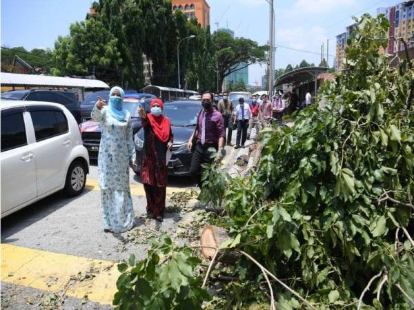 Menteri Pembangunan Wanita, Keluarga dan Masyarakat Datuk Seri Rina Mohd Harun melawat di beberapa buah sekolah yang rosak akibat kejadian ribut pada petang semalam. --fotoBERNAMA (2021) HAK CIPTA TERPELIHARA