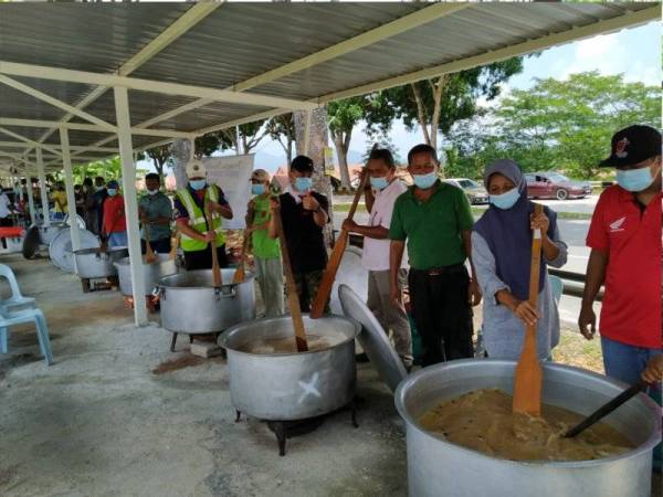 Sebanyak 10 periuk besar bubur lambuk disediakan penduduk Jalan Jati secara gotong- royong pada 1 Ramadan.