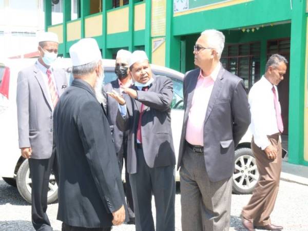 Rombongan turut diberikan penerangan lanjut mengenai sekolah semasa lawatan ke tapak masjid.