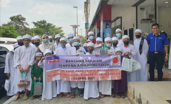 Anak Yatim Asnaf Terima Sumbangan Pakaian