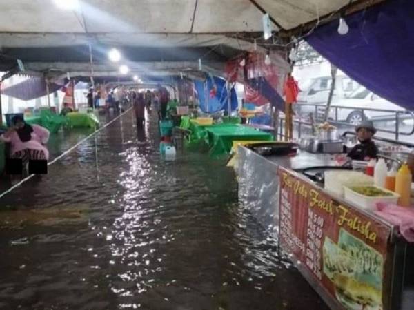 Bazar Ramadan dinaiki banjir kilat. (Foto: Ihsan orang awam)