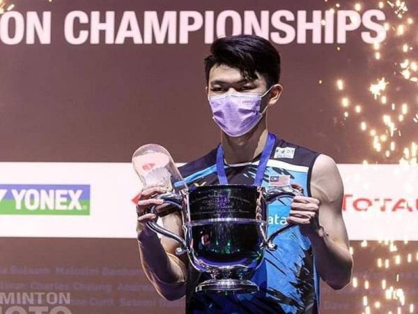 Zii Jia memegang trofi kejuaraan All England yang dimenanginya di Birmingham bulan lalu.