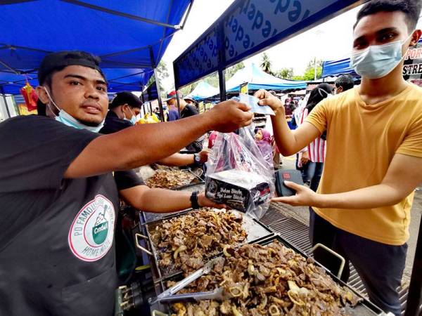 Datu Rahmat menerima bayaran RM1 untuk sebungkus nasi kambing dijual digerainya