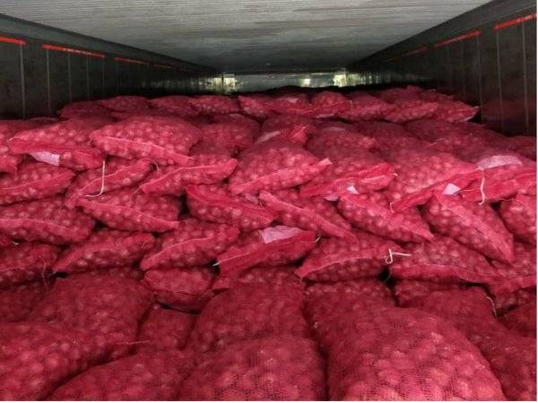 Bawang merah dari Thailand dianggarkan bernilai RM 251,194 dirampas Maqis di Pelabuhan Tanjung Pelepas di sini pada Isnin.