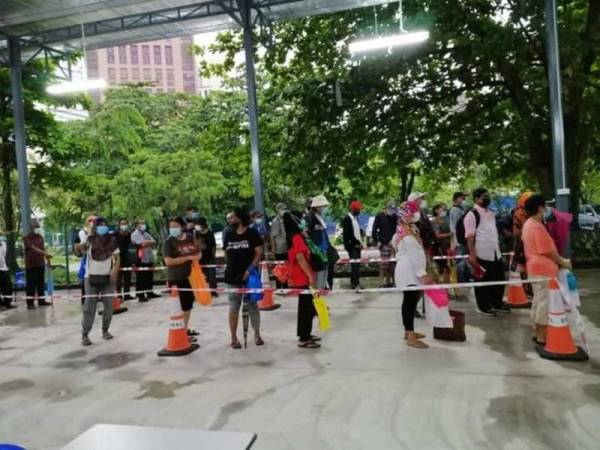 DBKL memastikan agihan makanan kepada gelandangan di Kuala Lumpur mengikut SOP ditetapkan. - Foto Ihsan FB DBKL