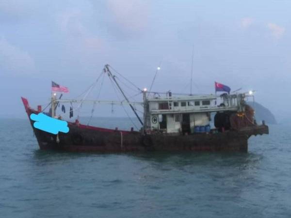 Bot pukat tunda yang ditahan kerana melakukan aktiviti menangkap ikan di kawasan yang tidak dibenarkan. - Foto Ihsan Jabatan Perikanan Johor