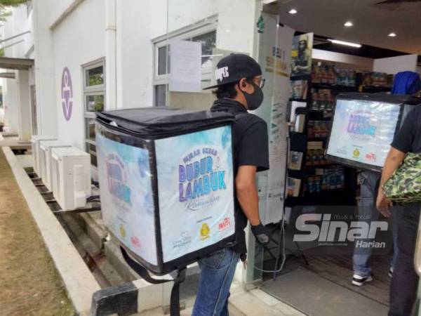 Pendekatan tahun ini sedikit berbeza apabila khidmat 'rider' atau penghantar makanan digunakan untuk tujuan mengagihkan bubur lambuk