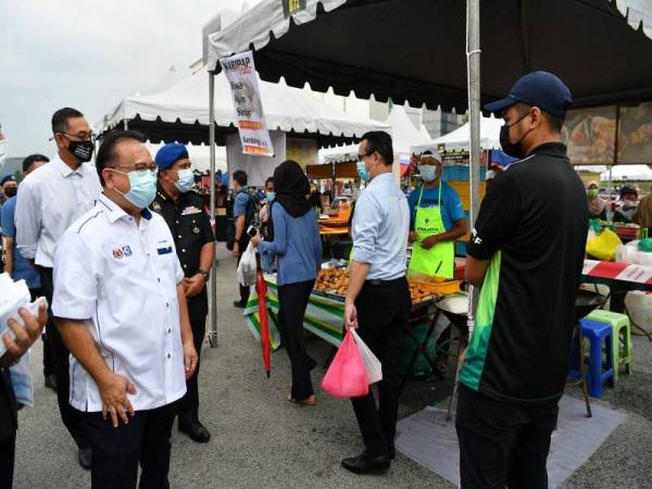 Nanta melawat ke gerai-gerai jualan makanan semasa tinjauan di Tapak Bazar Ramadan Presint 3 Putrajaya hari ini. Foto Bernama