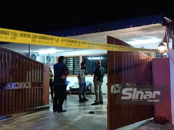 Anggota polis menjalankan siasatan di lokasi kejadian.