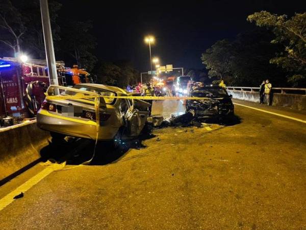 Kedua-dua pemandu kereta parah dan tidak sedarkan diri dalam kemalangan di Lingkaran Luar Butterworth (BORR) pada jam 8.20 malam, Rabu.