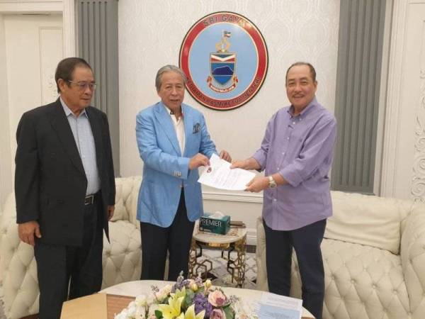 Anifah (tengah) bersama timbalannya, Wilfred (kiri) mengadakan kunjungan hormat terhadap Hajiji bagi membincangkan isu MA63 di Kota Kinabalu pada Rabu.