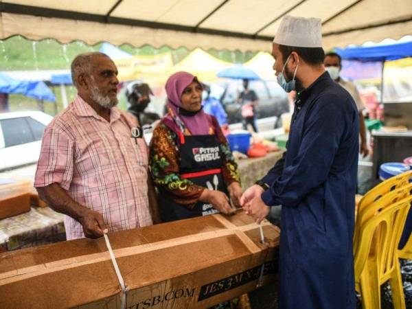 Ebit Lew sumbang tujuh khemah kepada peniaga di Wangsa Maju, Kuala Lumpur. - Foto Facebook Ebit Lew