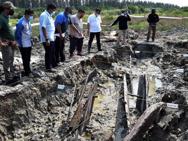 Tapak penemuan serpihan kayu yang dipercayai daripada struktur kapal dagang atau perang Zaman Kesultanan Melayu Melaka, di kawasan tambakan di Kota Syahbandar, Pulau Melaka. - Foto Bernama