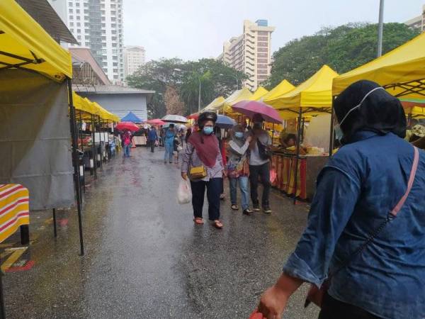 Suasana di bazar Ramadan UTC Sentul pada Rabu. Gambar sekadar hiasan