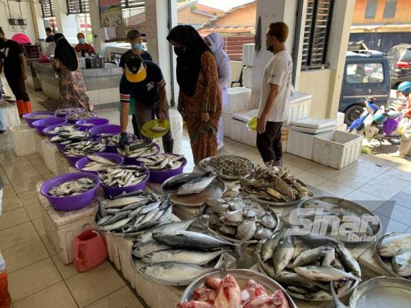 Bekalan ikan yang dijual masih mencukupi dan tiada pembelian panik berlaku walaupun PKP Jumaat ini.