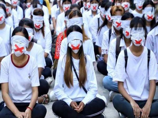 Penunjuk perasaan mengadakan 'mogok senyap' di Yangon setelah seorang kanak-kanak berusia tujuh tahun ditembak mati di Mandalay, Myanmar. - Foto Getty Images 