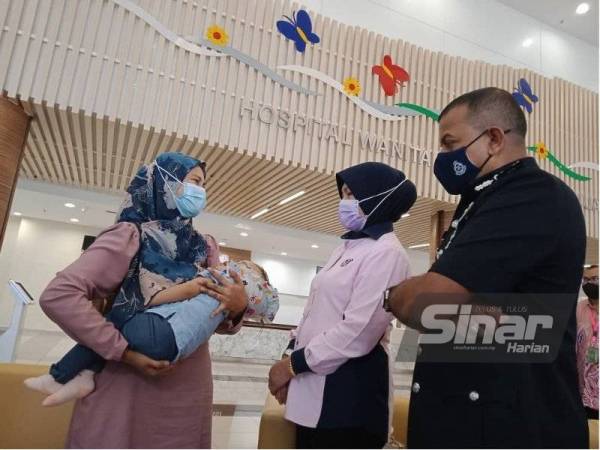 Ayob Khan ketika melakukan kunjungan ke atas anak anggota polis yang kini mendapatkan rawatan di Hospital Kuala Lumpur pada Khamis.