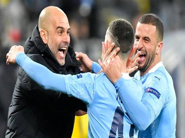 Guardiola meraikan jaringan kedua Phil Foden pada perlawanan berkenaan.