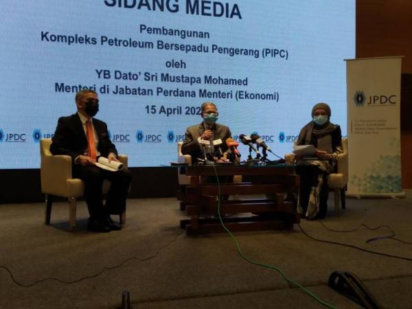 Mustapa (tengah) ketika sidang akhbar di Iskandar Puteri pada Khamis.