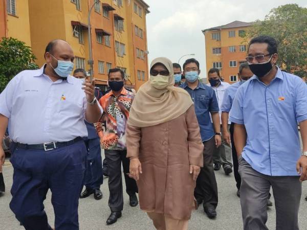 Zuraida (tengah) melawat Pangsapuri Taman Langat Utama pada Khamis.