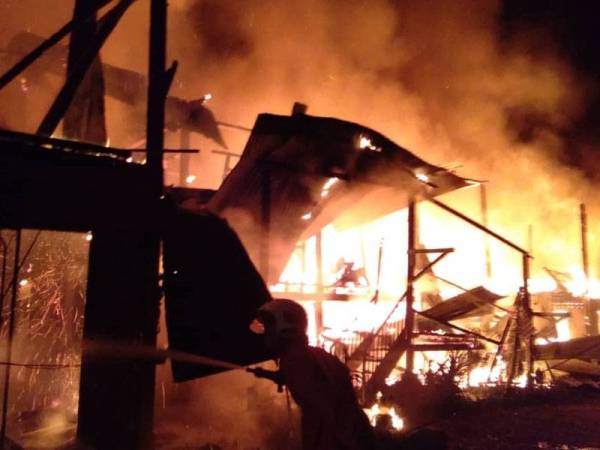 Lima buah rumah pondok dua tingkat hangus dalam tragedi kebakaran pada malam Ramadan ke-4 pada Khamis.