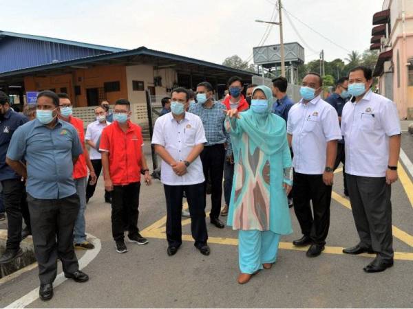 Zuraida meninjau di sekeliling Pasar Awam Jementah, Segamat ketika melakukan lawatan kerja rasmi ke enam lokasi pembagunan kemudahan awam yang akan dinaik taraf di daerah Segamat hari ini.