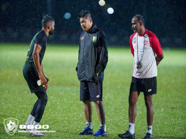 Aidil Sharin (tengah) dijangka menurunkan beberapa pemain muda Hijau Kuning menjelang aksi menentang Perak di Ipoh. - Foto Kedah Darul Aman FC