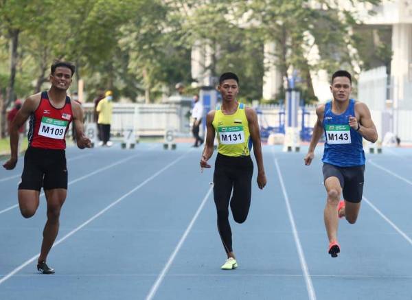 Aksi Muhammad Arsyad (kiri) semasa acara 100 meter lelaki GP Malaysia di Stadium Mini MSN, Bukit Jalil, Sabtu lalu. -Foto: MSN