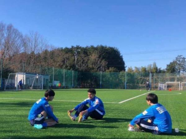 Hadi Fayyadh (tengah) mengalami kecederaan ACL semasa menjalani latihan. - Foto: Azul Claro Numazu Malaysia Fan Club.