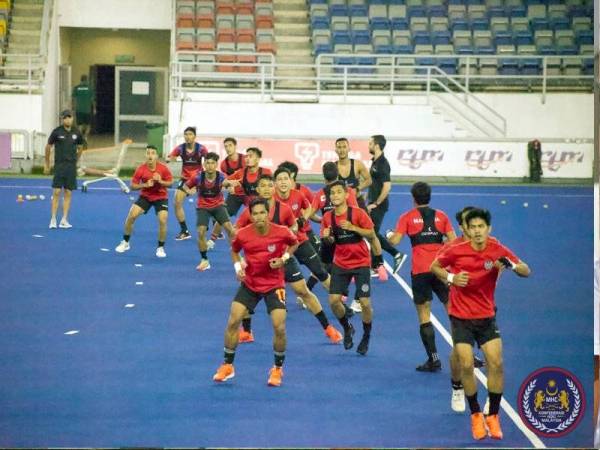 Pemain negara giat menjalani latihan menjelang siri aksi persahabatan antarabangsa di Stadium Hoki Nasional, Bukit Jalil bermula Sabtu hingga 24 April ini. - Foto Malaysian Hockey Confederation