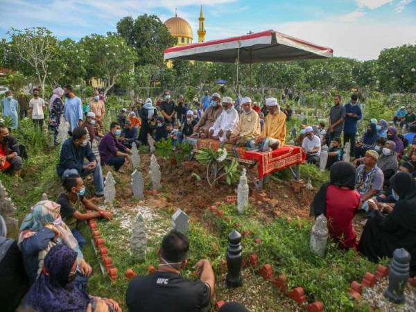 Kira-kira 300 jemaah yang terdiri daripada ahli keluarga, saudara mara, peminat dan penduduk sekitar hadir solat jenazah sebelum solat Asar pada Jumaat.