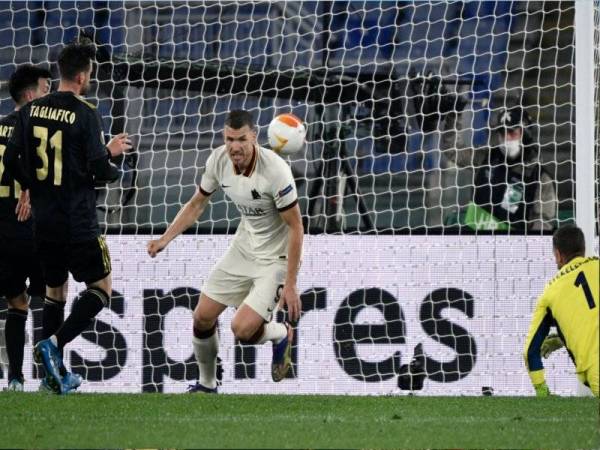 Dzeko (tengah) meledak jaringan penyamaan buat AS Roma ketika mengikat Ajax Amsterdam 1-1 pada aksi Liga Europa di Rome. - Foto AFP