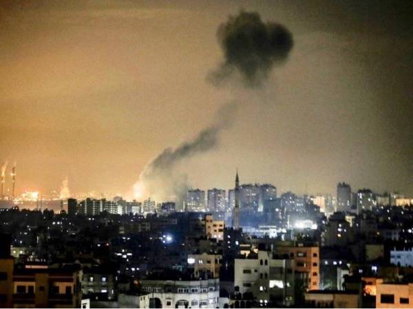 Gambar fail menunjukkan tentera Israel memusnahkan bangunan pergerakan Hamas di Gaza. - Foto AFP
