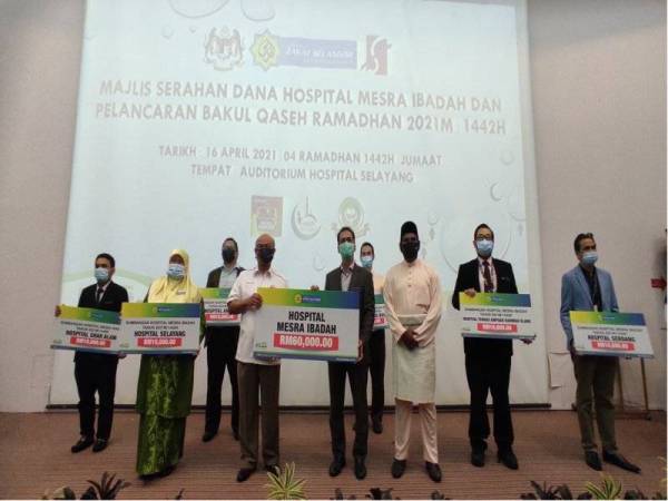 Kiri depan: Dr Tengku Intan Norleen, Dr Sha’ari, Dr Tunku Muzafar Shah dan Abdul Basith bersama wakil-wakil hospital yang menerima sumbangan zakat daripada LZS.