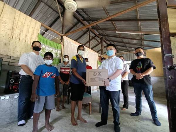 Puvaniswari bersama anak-anak menerima kunjungan MCA Perak diketuai Guo Nan di kediamannya di Kampung Gunung Cheroh di Ipoh pada Sabtu.