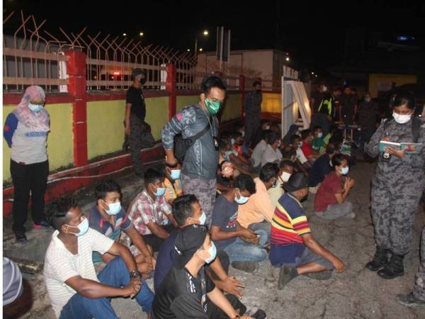 Sebahagian PATI yang ditahan di sekitar Pasar Borong, Batu Berendam, Melaka pada Sabtu.