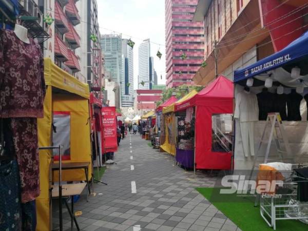 Keadaan Bazar Aidilfitri Lorong TAR di Kuala Lumpur ketika hari pertama beroperasi pada Sabtu.