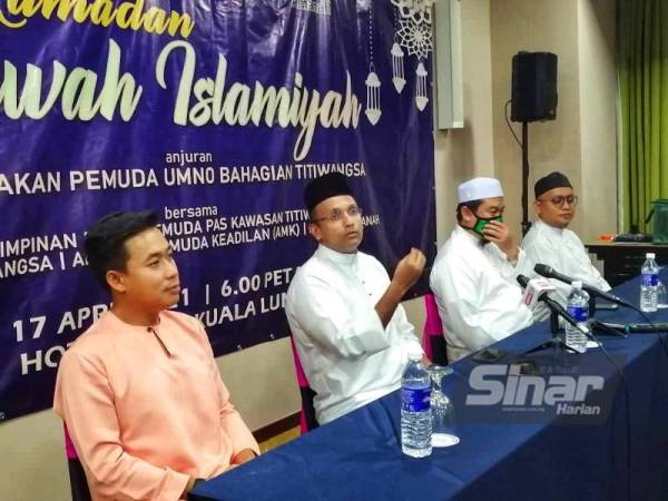 Nazir Hussin (dua dari kiri) pada sidang akhbar Iftar Ramadan Ukhwah Islamiyah anjuran Pemuda UMNO Titiwangsa di Kuala Lumpur pada Sabtu.