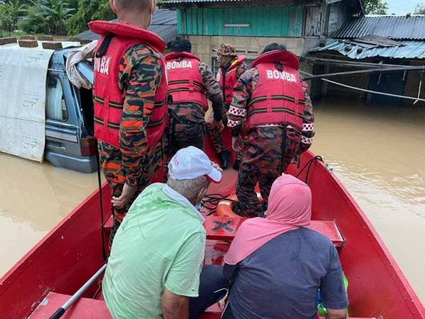 Pasangan suami isteri warga emas yang terperangkap akibat banjir kilat yang melanda Kampung Laut Batu 9 1/2 Skudai, dekat sini pada petang Sabtu berjaya diselamatkan pihak bomba.