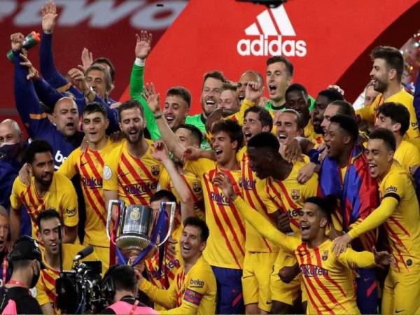 Pemain Barcelona meraikan kejayaan menjulang trofi Piala Raja Sepanyol.