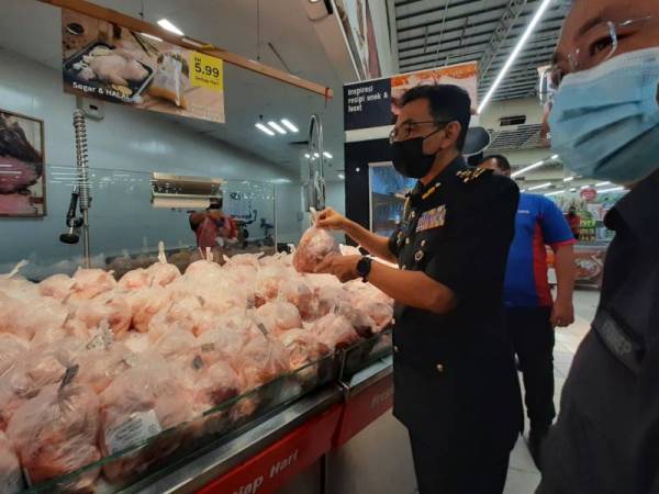 Azman ketika tinjauan harga dan bekalan ayam di Pasaraya Lotus di Tanjung Pinang, Georgetown pada Ahad.