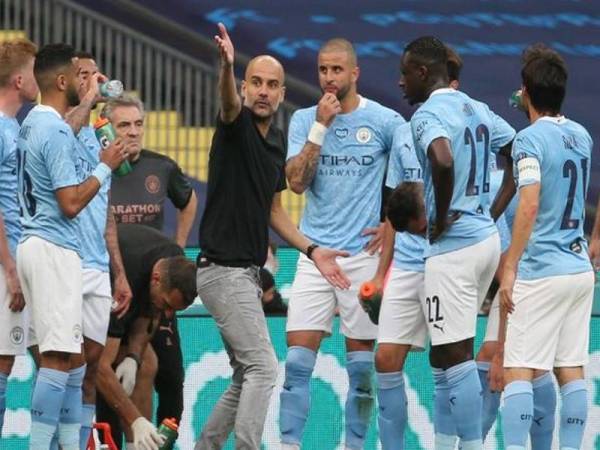 Guardiola berkata sesuatu kepada skuad kendaliannya setelah tamat perlawanan.