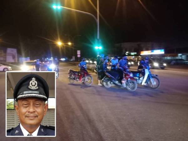 Lapan mat rempit yang dipaksa menolak motosikal sehingga lebih empat kilometer dalam operasi di Kemaman pada malam Sabtu.Gambar kecil: Hanyan Ramlan. - Foto ihsan IPD Kemaman