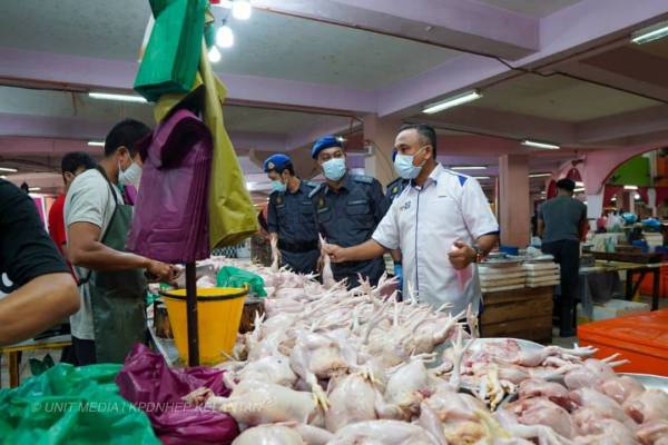 Pemantauan dari masa ke masa dilakukan oleh Adnan Abd Rahman (kanan) dan pegawainya bagi memastikan tidak ada peniaga yang melanggar undang-undang dengan mengambil kesempatan menaikkan harga barangan secara melampau. -Foto: KPDNHEP Kelantan