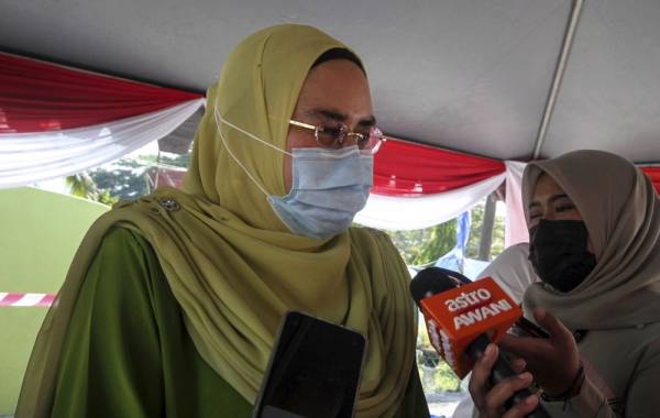 Menteri Perpaduan Negara Datuk Halimah Mohamed Sadique ketika ditemui media pada program Ihya Ramadan Parlimen Kota Tinggi di Dewan Felda Ayer Tawar 2, Kota Tinggi hari ini. -Foto Bernama