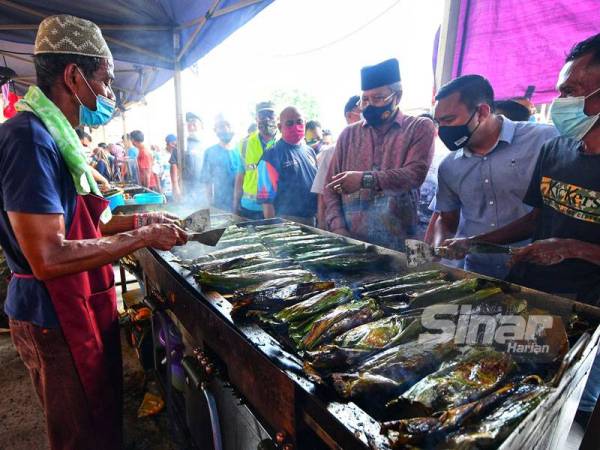 Annuar (tiga dari kanan) meninjau keadaan bazar Ramadan di Pasar Keramat, Kuala Lumpur pada Ahad.