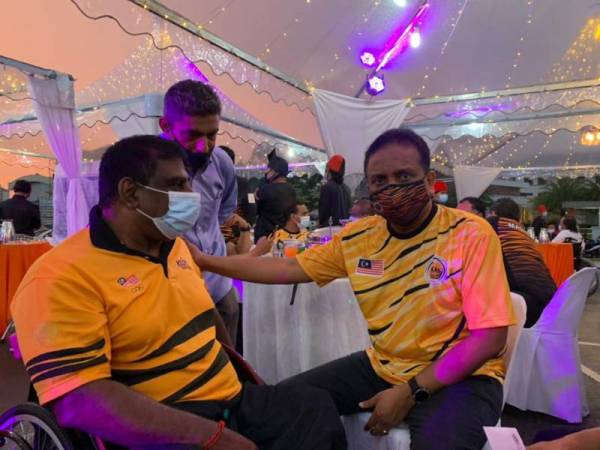 Reezal Merican berbual dengan Mariappan dalam Majlis Pelancaran Detik 100 Hari ke Tokyo 2020 di MSN, Bukit Jalil pada 14 April lalu.