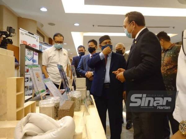 Mohd Khairuddin (tengah) dan Menteri Besar Johor, Datuk Ir Hasni Mohammad (kanan) melihat produk kenaf bagi kegunaan dalam pembinaan selepas Majlis MoU antara LKTN dan KBSB di Iskandar Puteri, pada Isnin.